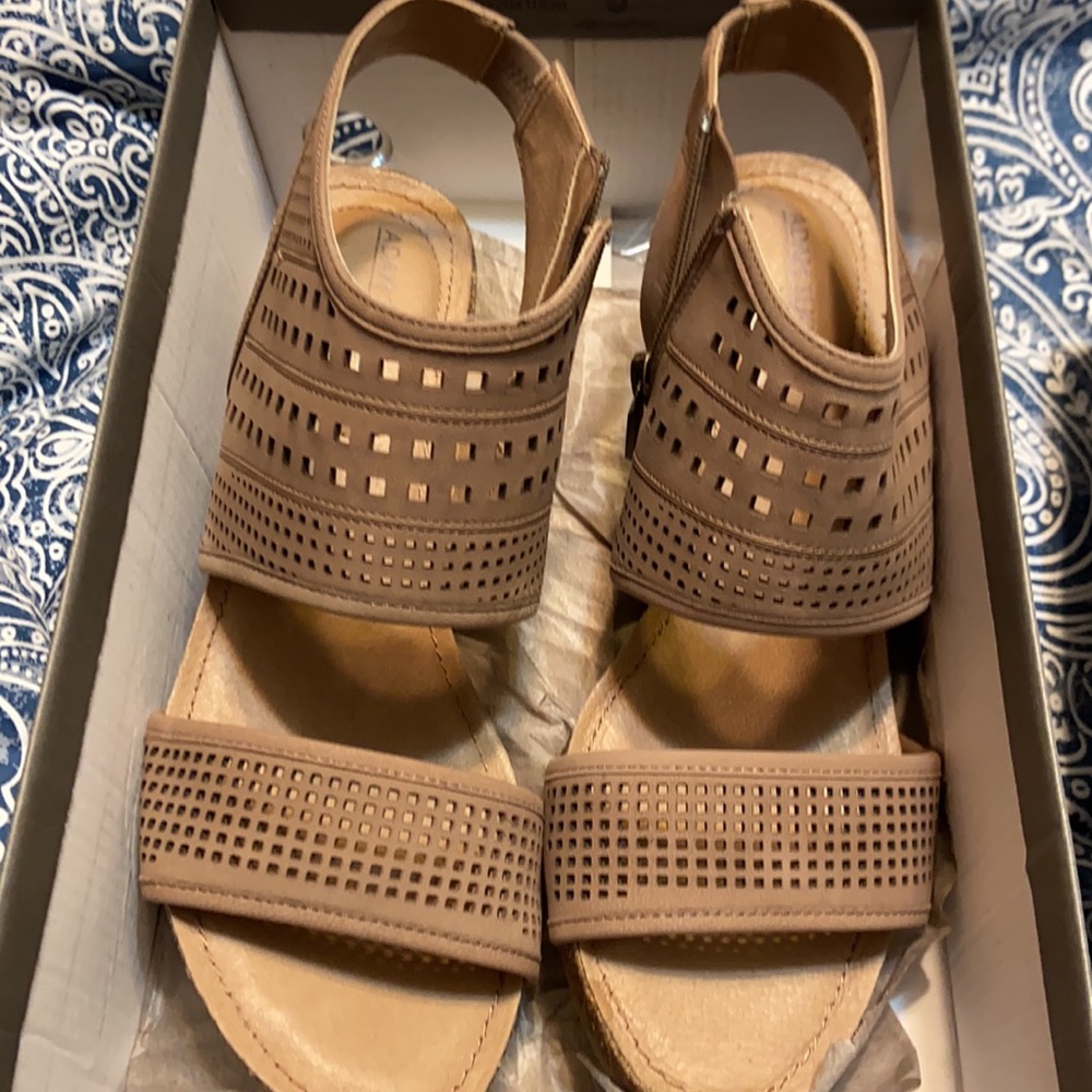 New adam tucker me too sandals